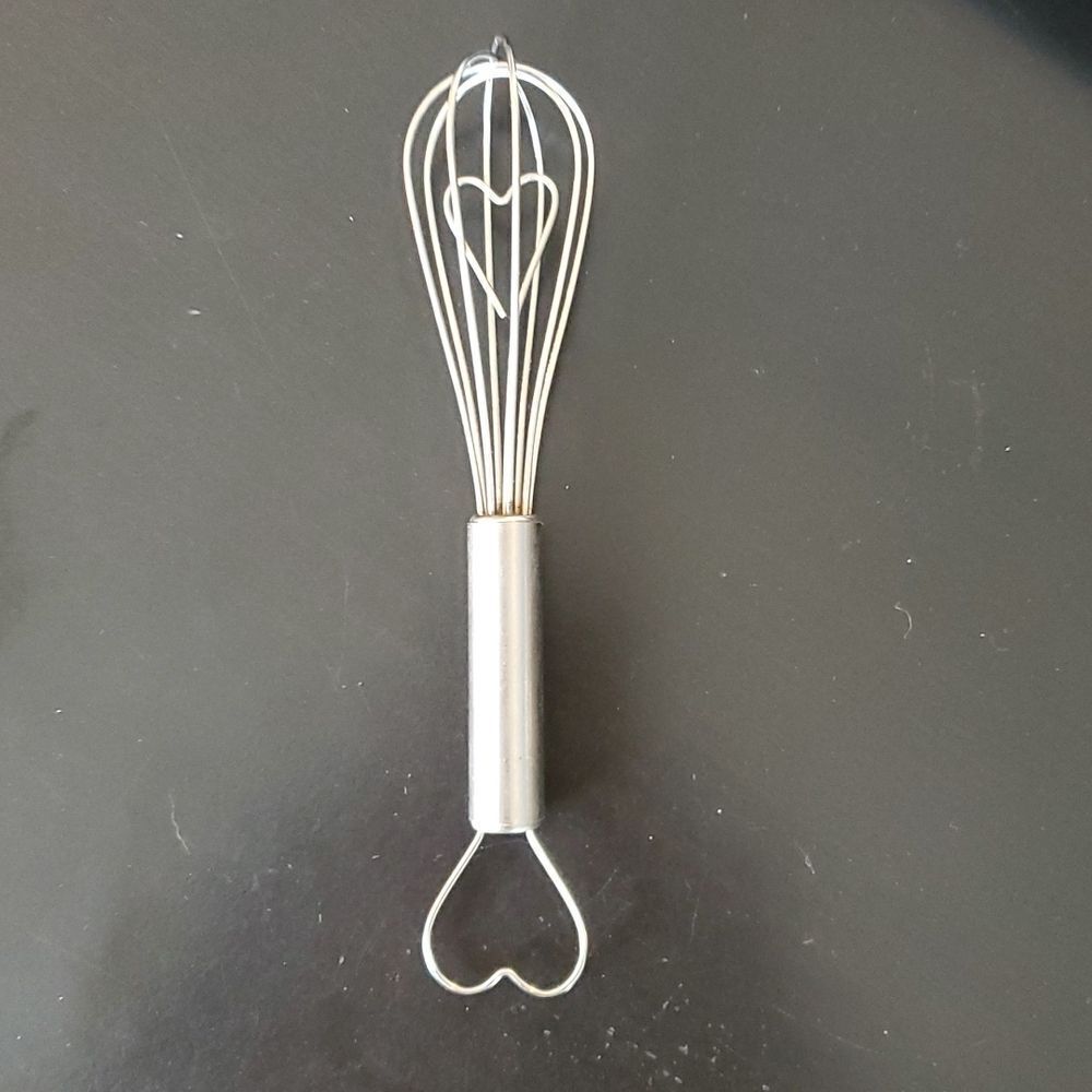 Mini hand beater. Wire with hearts 💕